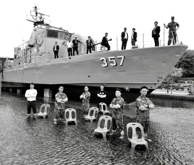 ▲ 2002년 제2연평해전에서 왼손이 관통당하는 큰 부상에도 사격을 멈추지 않은 권기형(39) 예비역 병장이 함께 참전했던 전우들과 기념촬영을 하고 있다.ⓒ칠곡군