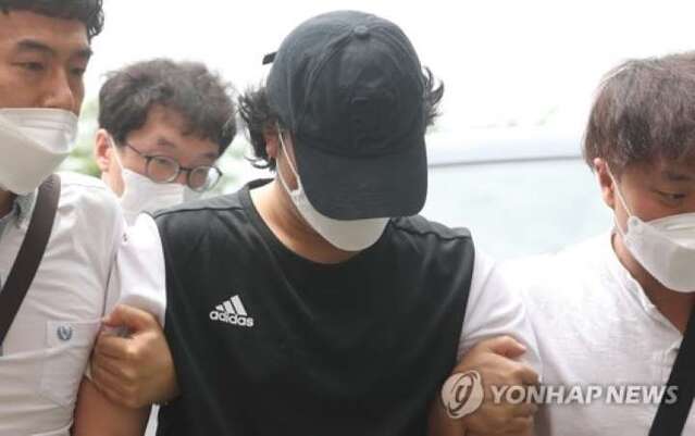 ▲ 경남 창녕에서 발생한 9세 여아학대 사건의 가해자인 계부가 13일 오전 체포돼 경찰조사실로 이송되고 있다. ⓒ 연합뉴스