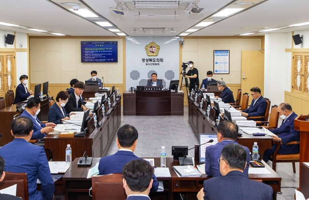 ▲ 경북도의회 농수산위는 12일 제1차 농수산위원회를 열어 해양수산국·농축산유통국·농업기술원 소관 2019회계연도 세입·세출 결산 및 예비비 지출 승인의 건 등을 심사했다.ⓒ경북도의회