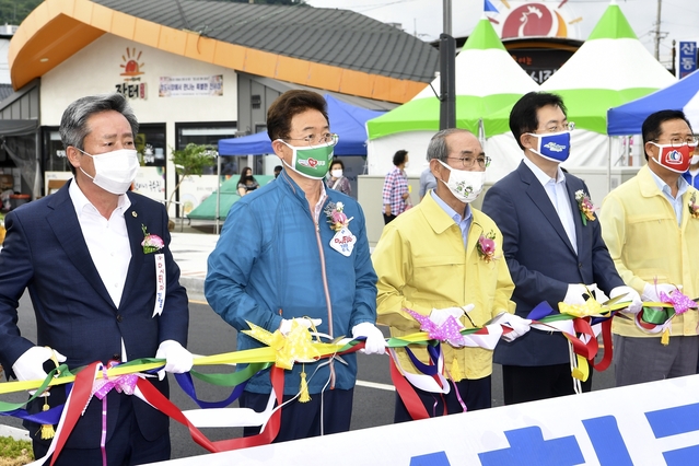 ▲ 이철우 경북도지사가 14일 청도삼거리 도로개통식에 참석해 테이프커팅을 하고 있다.ⓒ경북도