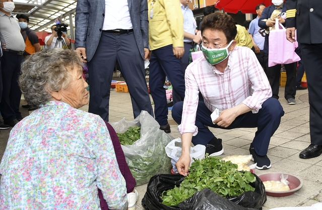 ▲ 청도 어울림 장터를 방문한 이철우 지사가 상인과 만나 이야기를 나누고 있다.ⓒ경북도