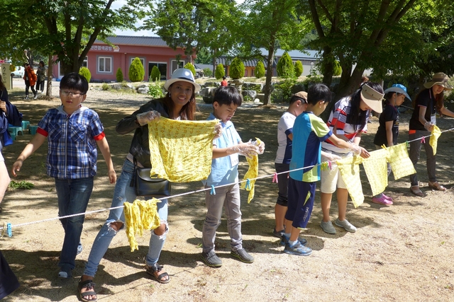 ▲ 경북도는 코로나19 사태로 침체된 농촌지역 관광활성화와 도시민의 여행수요 유도를 위해 도내 135개 농촌관광시설의 체험·숙박비를 무료 또는 할인혜택을 제공하기로 했다. 사진은 농촌마을 염색체험 장면.ⓒ경북도