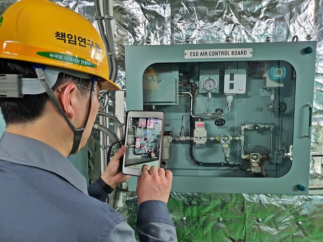 ▲ 대우조선해양이 자체 개발한 원격유지보수 지원시스템 전용앱을 활용해 비대면으로 선박 설비를 점검하고 있다.ⓒ대우조선해양