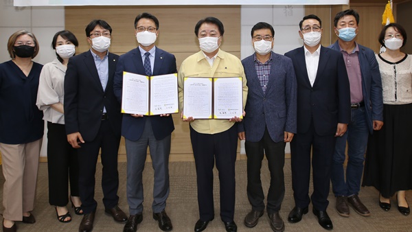 ▲ 청주시와 충청북도청주지역건축사회는 15일 시청 직지실에서 도시재생 뉴딜사업지역 내 노후주택 집수리사업을 위한 시행협약을 체결했다.ⓒ청주시