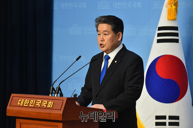 ▲ 김경협(사진) 더불어민주당이 15일 국회 소통관에서 기자회견을 열고 