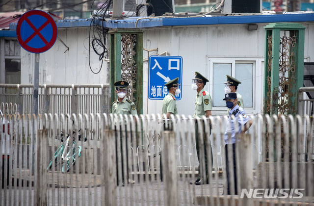 ▲ 신파디 시장 인근도 공안이 이처럼 봉쇄하고 있다. ⓒ뉴시스 AP. 무단전재 및 재배포 금지.
