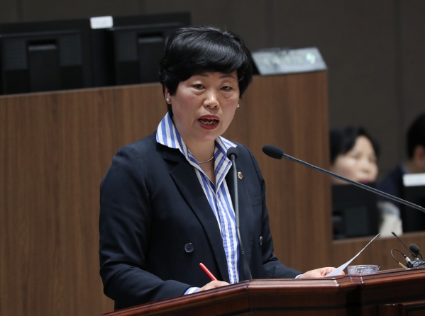 ▲ 충남도의회 양금봉 의원이 도의회 본회의장에서 질의를 하고 있다.ⓒ충남도의회