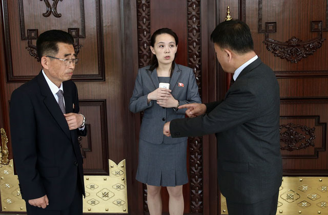 ▲ 2018년 6월 세르게이 라브로프 러시아 외무장관이 김정은과 회담을 할 동안 바깥을 드나드는 김여정. ⓒ연합 타스. 무단전재 및 재배포 금지.