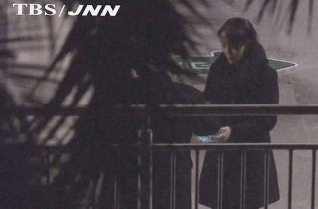 ▲ 2019년 2월 김정은이 열차 편으로 하노이 미북 정상회담장으로 가던 도중 중간에 정차해 담배를 피웠다. 이때 유리 재떨이를 들고 김정은의 수발을 들던 김여정. ⓒ연합뉴스. 무단전재 및 재배포 금지.