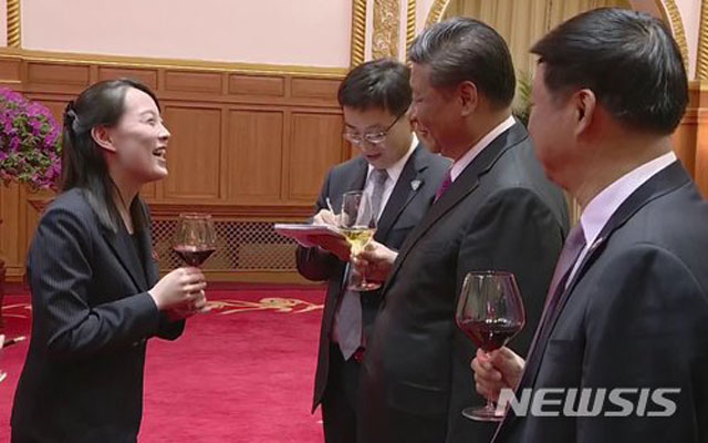 ▲ 2018년 5월 시진핑 중국 국가주석을 만난 김여정의 모습. 김여정은 문재인 대통령을 만났을 때는 상당히 고압적인 태도를 취했다. ⓒ뉴시스. 무단전재 및 재배포 금지.