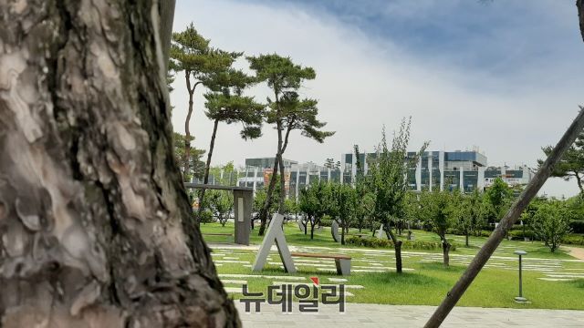 ▲ 세종시청 주변에 조성된 작은 산책로에도 15일 낮 푸르른 하늘의 맑은 날씨를 보이는 가운데 ‘코로나19’ 영향 때문인지 한가롭기 만하다.ⓒ김동식 기자