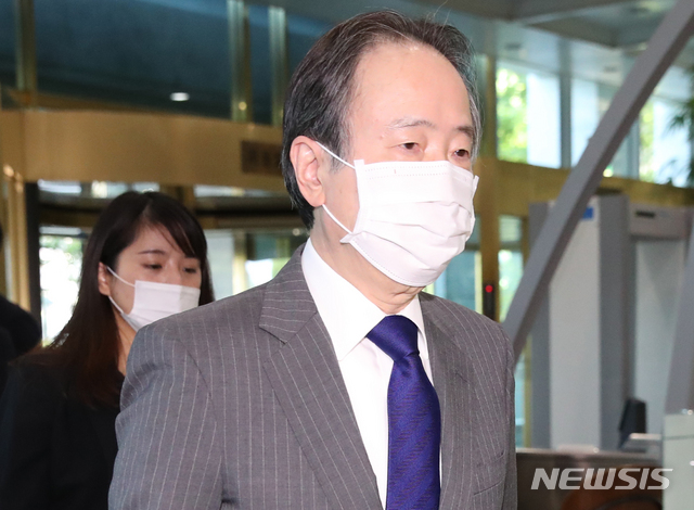 ▲ 일본산업유산 전시관 공개 관련해 도미타 고지 주한일본대사가 15일 서울 종로구 외교부청사로 초치돼 들어서고 있다.ⓒ뉴시스