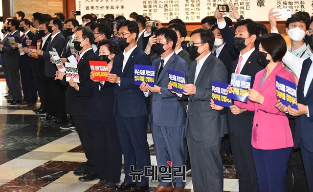 ▲ 상임위원장 선출을 위한 본회의가 열린 15일 오후 미래통합당 의원들이 본회의장 앞에서 더불어민주당을 규탄하는 구호를 외치고 있다. ⓒ박성원 기자