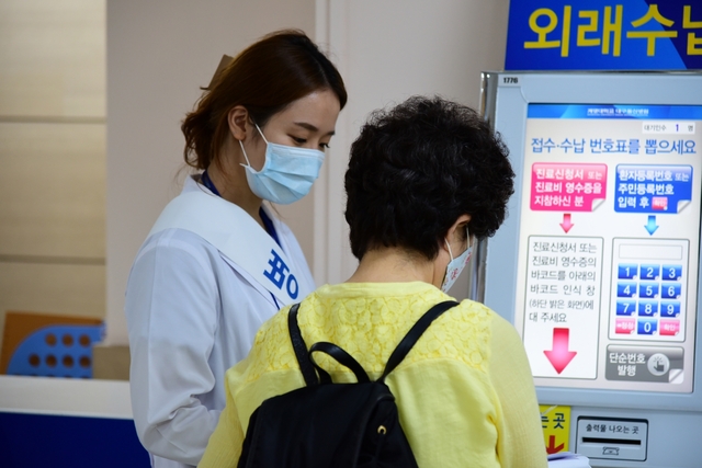 ▲ 15일 정상진료를 시작한 계명대학교 대구동산병원 1층 로비. 직원이 환자들에게 진료안내를 하고 있다.ⓒ동산병원