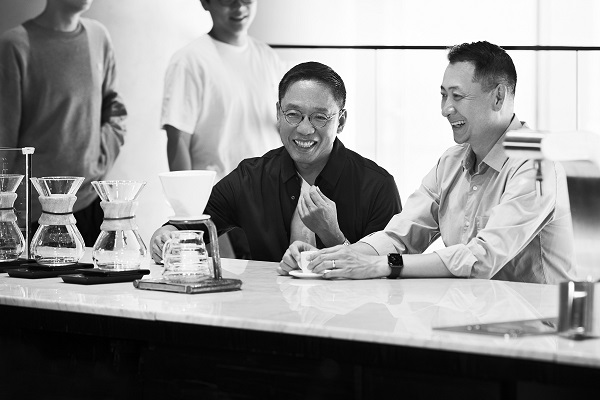 ▲ 지난 15일, 스타벅스커피 코리아 송호섭 대표(오른쪽)와 현대카드 정태영 부회장은 서울 종로에 위치한 스타벅스 더종로R점에서 PLCC 파트너십 계약을 체결했다ⓒ현대카드