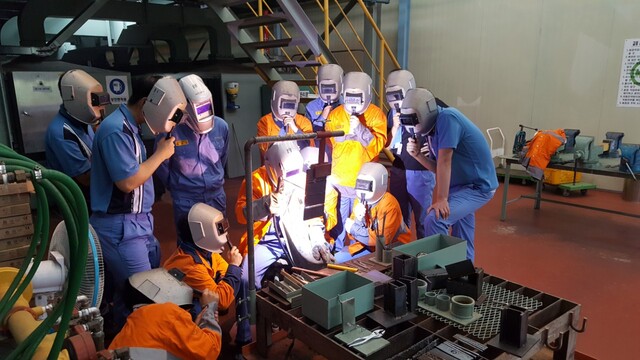 ▲ 포스코가 협력사 및 중소기업의 우수인재 확보를 지원하기 위해 실시하고 있는 취업지원 교육에 참가한 청년 구직자들이 전기용접 실습을 하고 있다.ⓒ포스코