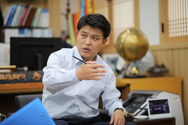 ▲ 영덕군은 오는 7월 31일부터 4일간 영덕군 대진해수욕장에서 개최 예정이던 ‘제6회 영덕 썸머&뮤직 페스티벌’을 전격 취소했다. 사진은 이희진 영덕군수.ⓒ영덕군