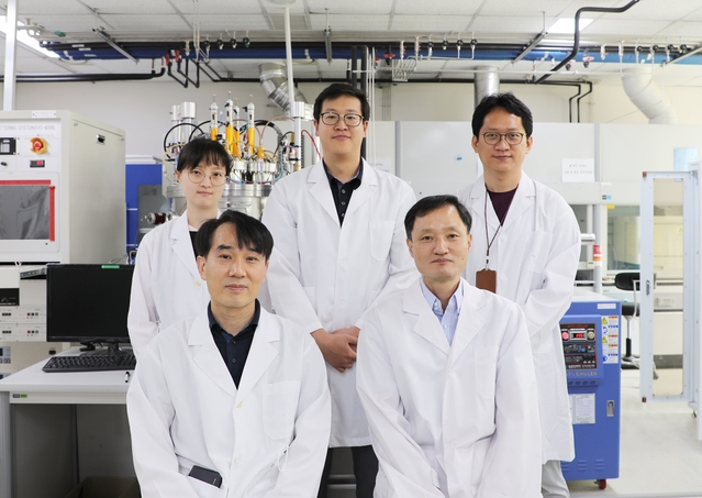 ▲ 박막태양전지연구센터 강진규 센터장(오른쪽 앞), 김대환 책임연구원(왼쪽 앞)과 연구진들.ⓒDGIST