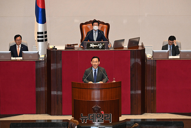 ▲ 주호영 미래통합당 원내대표가 지난 15일 오후 국회 본회의장에서 열린 제379회 국회(임시회) 제5차 본회의에서 의사진행 발언을 하고 있다.ⓒ박성원 기자