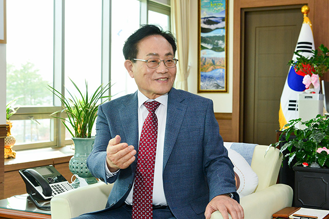 ▲ 봉화군은 코로나19가 부른 경제위기에 대응해 ‘봉화형 뉴딜정책’을 발표했다. 사진은 엄태항 봉화군수.ⓒ봉화군