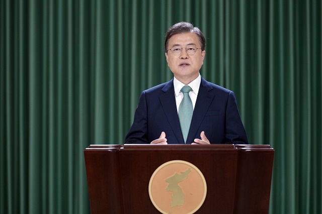 ▲ 문재인 대통령이 15일 청와대 충무실에서 '6.15 남북공동선언' 20주년 기념식 축사를 영상을 통해 전하고 있다. ⓒ청와대