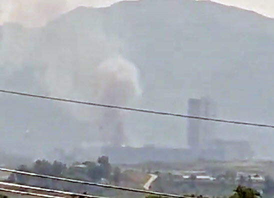 ▲ 개성공단 지역에서 폭음과 연기가 관측된 16일 오후 경기도 파주 대성동 자유의 마을에서 목격된 개성공단 방향에서 검은 연기가 피어오르고 있다.ⓒ연합뉴스