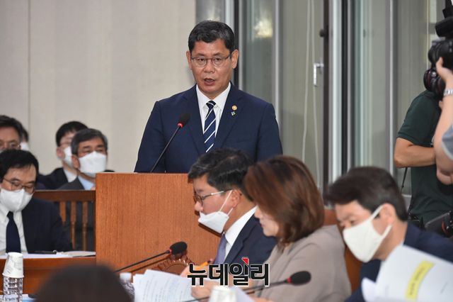▲ 김연철 통일부 장관이 16일 오후 국회에서 열린 외교통일위원회 첫 전체회의에서 업무 보고를 하고 있다. ⓒ이종현 기자