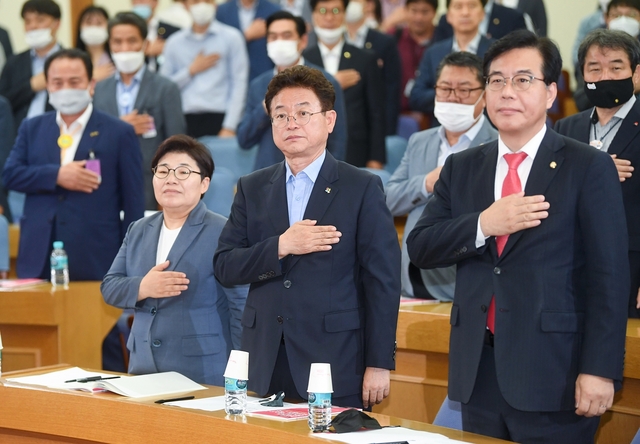 ▲ 이철우 경북도지사와 현안 철도망 관련 시장·군수들은 16일 국회의원회관 제1소회의실에서 개최된 ‘경상북도 철도망 구축사업 정책 토론회’에 참석해 지역 정치권과 철도망 현안사항 해결방안을 모색했다.ⓒ경북도