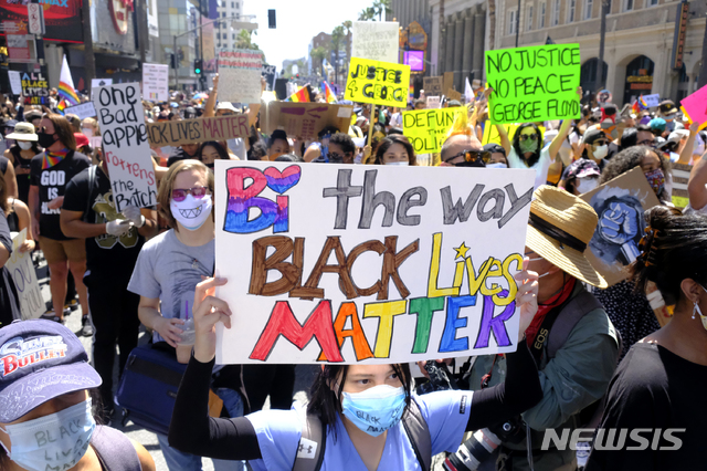 ▲ [로스앤젤레스=AP/뉴시스]14일(현지시간) 미 캘리포니아주 로스앤젤레스에서 흑인 성 소수자(LGBTQ+) 지도자들이 주관한 '모든 흑인의 생명은 소중하다'(All Black Lives Matter)' 집회가 열려 참가자들이 각종 손팻말을 들고 있다.ⓒ뉴시스
