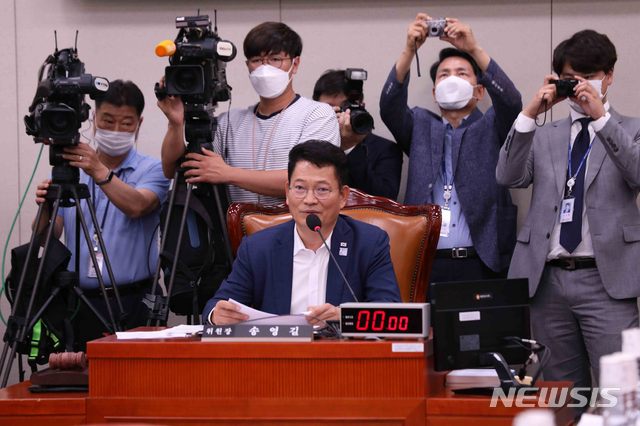 ▲ 송영길 국회 외통위원장이 16일 오후 서울 여의도 국회에서 통합당 의원들이 불참한 가운데 열린 외교통상위원회 첫 전체회의에서 발언하고 있다. ⓒ뉴시스