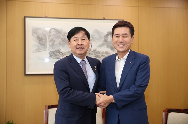 ▲ 이강덕 포항시장(오른쪽)이 16일 구윤철 국무조정실장을 만나 지역 현안사업을 설명하고 지원을 요청했다.ⓒ포항시