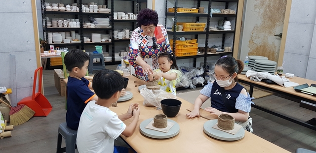 ▲ 성주군은 코로나19 피해를 입은 관광업계에 진흥기금을 무이자로 지원한다. 사진은 커피인포터리 도자기체험 장면.ⓒ성주군