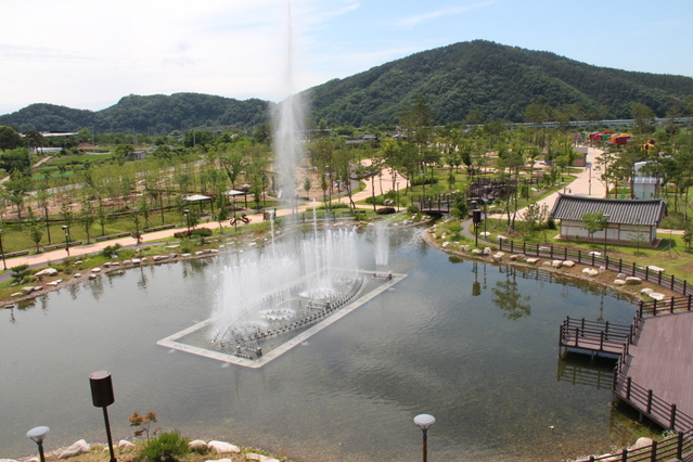 ▲ 삼강문화단지 내 생태연못에 조성된 음악분수.ⓒ예천군