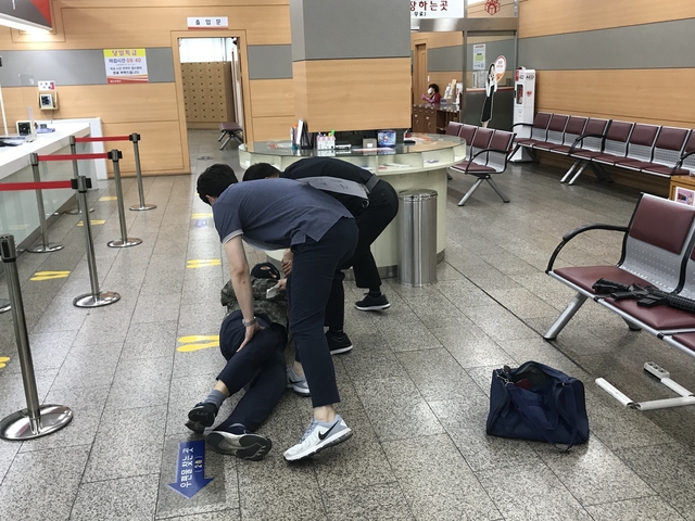 ▲ 북지방우정청 대구우체국에서 지난 5월 28일에 강도가 침입한 상황을 가정한 현금피탈사고 대비 모의훈련을 실시했다.ⓒ경북지방우정청