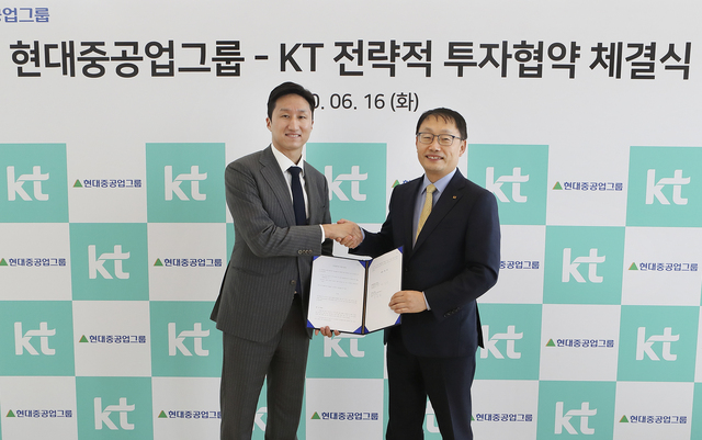 ▲ 현대중공업그룹과 KT그룹이 16일(화) 서울 종로구 KT광화문빌딩 East에서 전략적 투자협약 체결식을 가졌다.
(사진 왼쪽 현대중공업지주 정기선 경영지원실장(부사장), KT 구현모 대표(사장)).ⓒ현대중공업