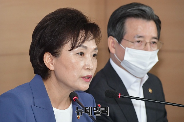 ▲ 김현미 국토교통부 장관이 17일 오전 서울 종로구 정부서울청사에서 ’주택시장 안정을 위한 관리방안’을 발표하고 있다.ⓒ권창회 기자
