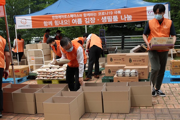 ▲ 한화에어로스페이스 임직원이 17일 경기 판교 삼평공원에서 저소득층 가정을 위한 생필품 키트를 포장하고 있다. ⓒ한화