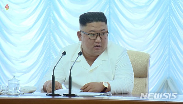 ▲ 김정은 북한 국무위원장이 지난 7일 평양에서 북한 노동당 중앙위원회 제7기 제13차 정치국 회의를 주재했다고 8일 조선중앙TV가 보도하고 있다. (사진=조선중앙TV 캡처)ⓒ뉴시스