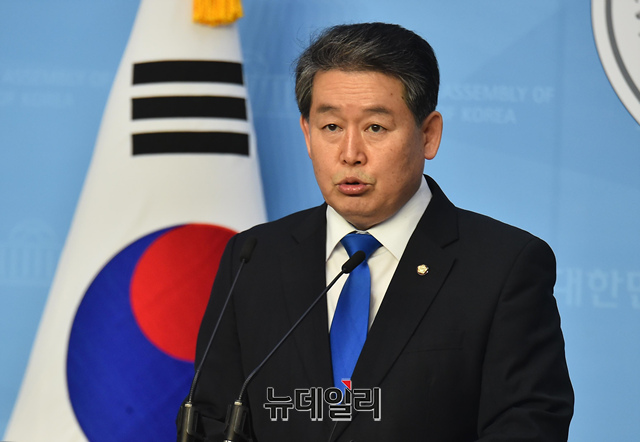 ▲ 김경협 더불어민주당 의원이 지난 15일 오전 국회 소통관에서 기자회견을 열고 한반도 종전선언 촉구 결의안 발의 이유를 설명하고 있다. ⓒ이종현 기자