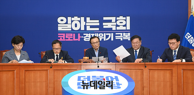 ▲ 이해찬 더불어민주당 대표가 17일 오전 국회에서 열린 최고위원회의에서 모두발언을 하고 있다. ⓒ박성원 기자