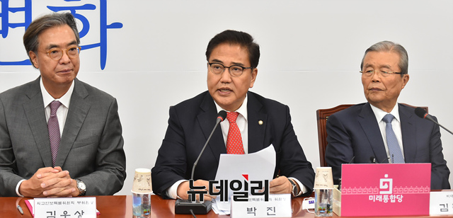 ▲ 박진(가운데) 통합당 외교안보특위 위원장이 17일 회의 뒤 기자들과 만나 