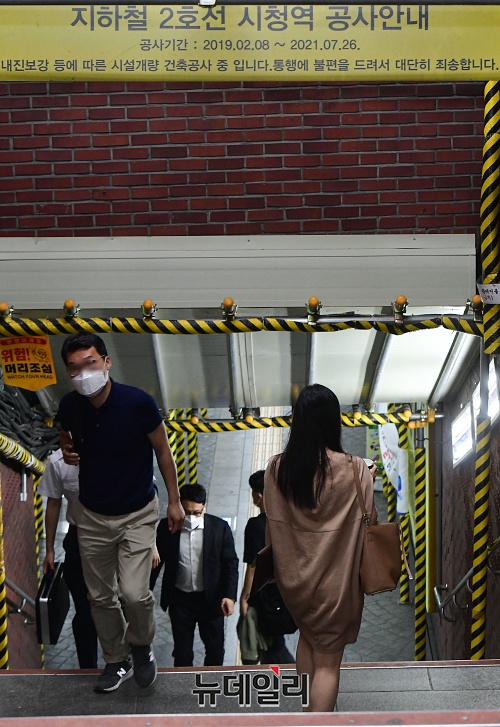 ▲ 17일 서울지하철 2호선 시청역에서 근무하는 내부공사 안전관리요원 3명이 우한코로나(코로나19) 확진 판정을 받았다.ⓒ권창회 기자
