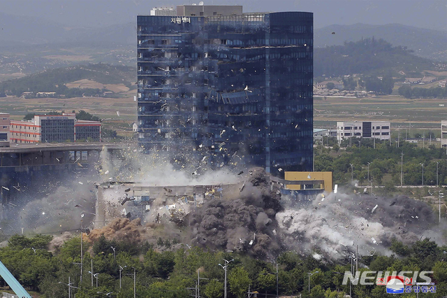 ▲ 북한 조선중앙통신이 17일 보도한 16일 개성공단 내 남북공동연락사무소 폭파 당시 모습.ⓒ뉴시스