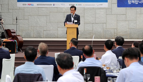 ▲ 이시종 충북도지사가 17일 국내외 기업을 대상으로 투자유치 환경을 설명하고 있다.ⓒ충북도