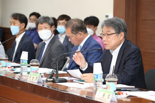 ▲ 간담회에 참석한 이승호 대구시 경제부시장은 “성서산단과 연계 산단의 다수 기업 간 공동혁신 R&D, 제조혁신 기반 구축사업을 통해 청년 인재들의 역외유출을 방지하고, 노후 산업 인프라의 스마트화로 산업구조를 고도화 하겠다”고 말했다.ⓒ대구시