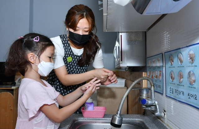 ▲ 대구시는 지난 1일 어린이집 한곳에서 방역모의훈련도 실시해 일과 중 방역생활 수칙 실천 상황도 점검했다.ⓒ대구시
