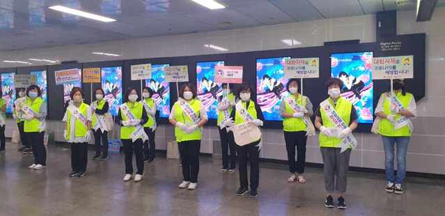 ▲ 대구시는 ‘마스크 착용 생활화’ 홍보를 위해 도시철도 1‧2‧3호선 열차 내 마스크 착용 캠페인을 실시한다.ⓒ대구시