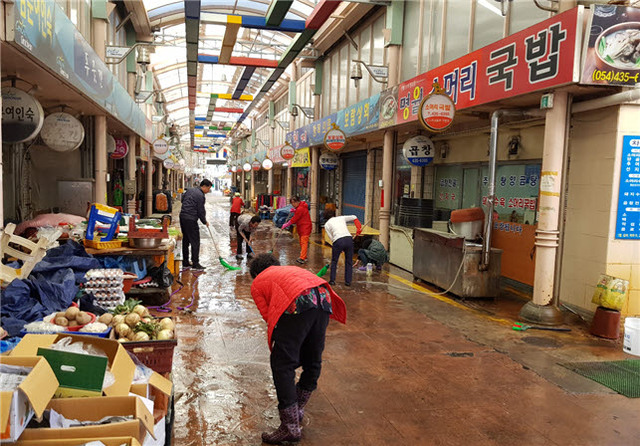 ▲ 경북도는 코로나19를 극복하고 침체된 전통시장 상권의 빠른 회복을 위해 ‘클린&안심 경북 전통시장 만들기’에 박차를 가하고 있다. 사진은 김천 전통시장대청소 장면.ⓒ경북도