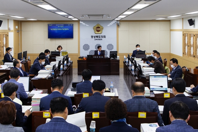 ▲ 경북도의회 교육위원회(위원장 곽경호)는 지난 15일 상임위원회를 열고, 경상북도교육감이 제출한 예산현액 5조 7077억원 규모의 2019회계연도 경상북도교육비특별회계 세입·세출 결산 등을 심사·의결했다.ⓒ경북도의회