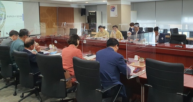 ▲ 충남도는 17일 도청에서 김용찬 도 행정부지사와 관련 실·국장, 전문가, 시민사회단체 대표 등 10여명이 참석한 가운데 제1회 충남혁신도시 자문위원회를 열어 ‘충남혁신도시 발전계획안’을 발표했다. 사진은 충남혁신도시자문위원회 장면.ⓒ충남도